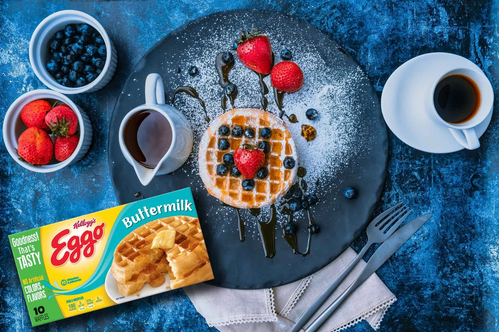 Desayuno de waffles con frutos rojos y café, campaña de producto