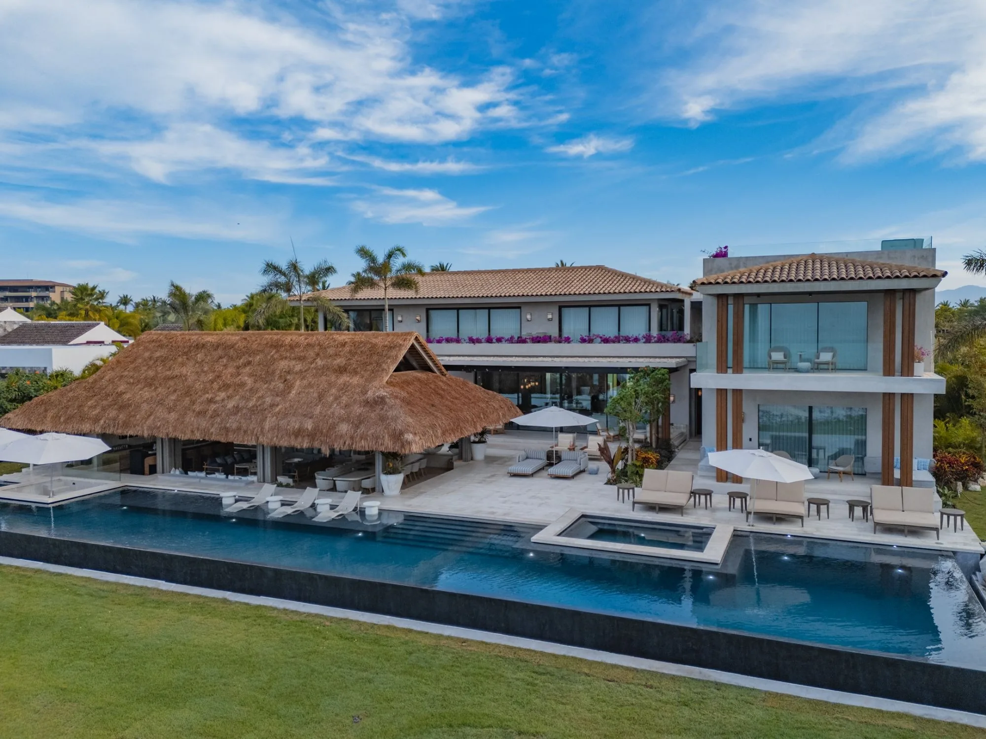Villa frente al mar con palapa y alberca infinita, vista aérea