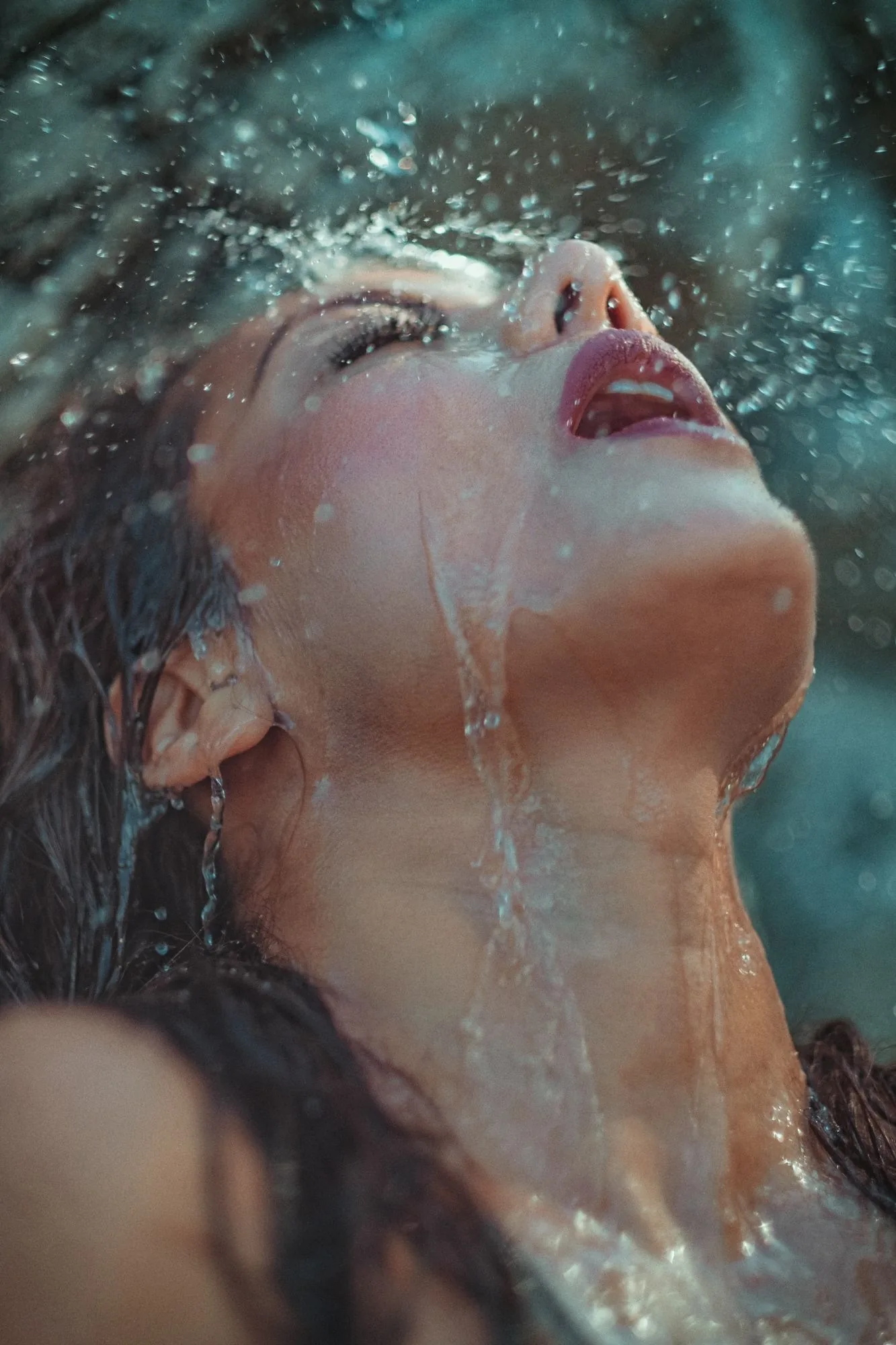 Retrato de cerca bajo agua salpicando